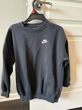 Nike Sportswear Club Fleece in Black with White Logo